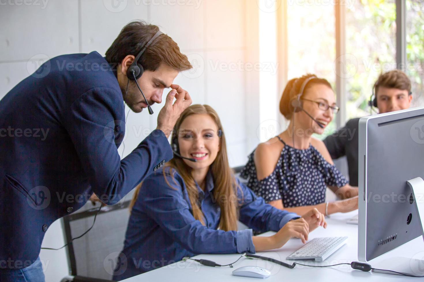 concepto de equipo de servicio. venta de operador o centro de contacto en la oficina, centro de llamadas de personas de información, oficina de soporte de ventas de equipo profesional de calidad. Empresa representante de medio ambiente en el lugar de trabajo. foto