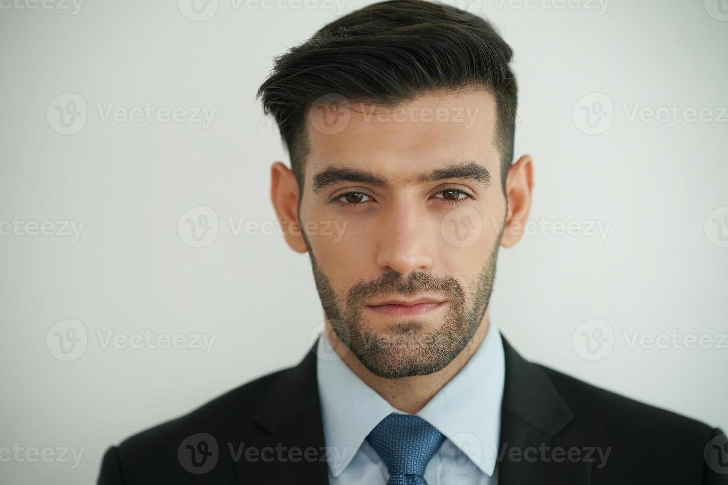 elegante joven guapo caucásico sobre fondo blanco, retrato de moda de estudio. foto