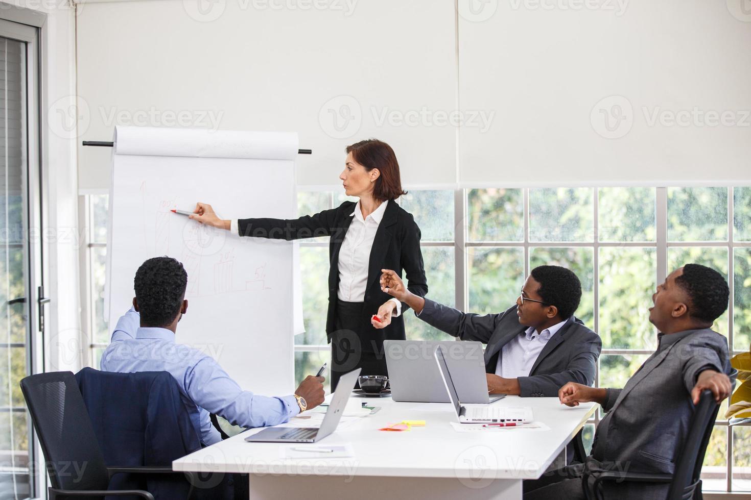 joven equipo de negocios de puesta en marcha trabajando en la sala de reuniones. foto