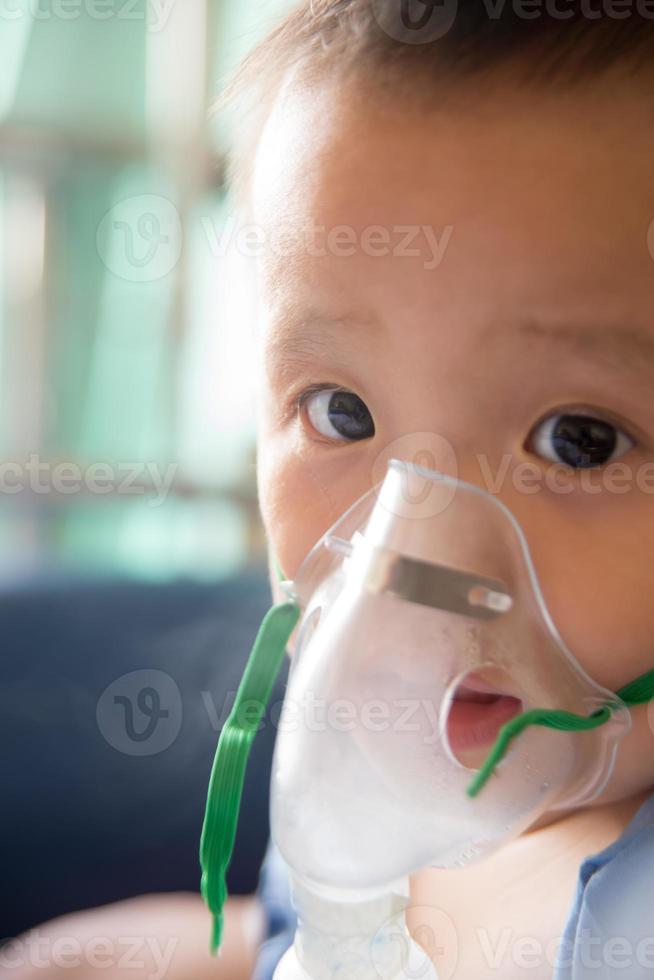 un niño se ha enfermado. foto