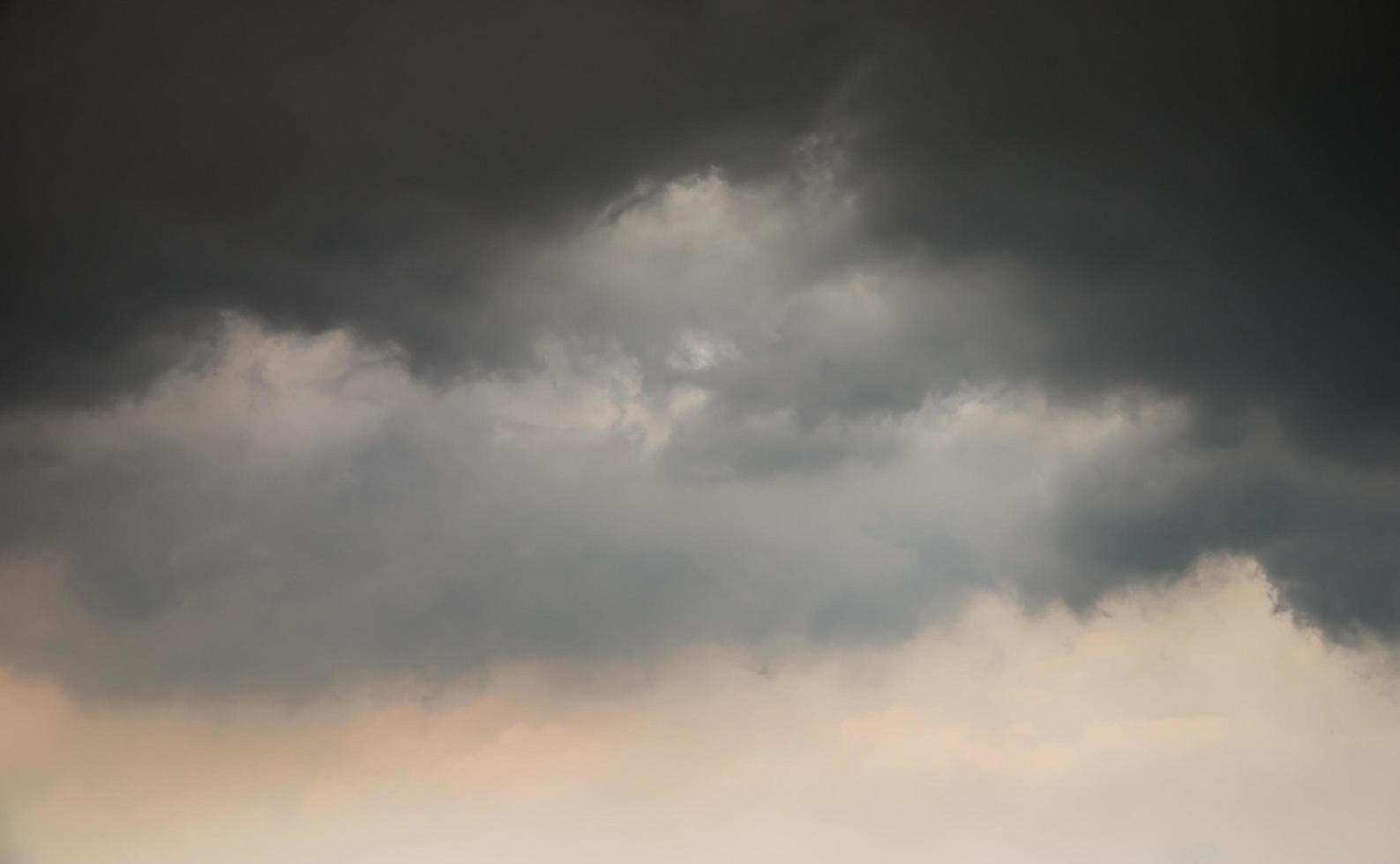 nubes antes de una tormenta foto