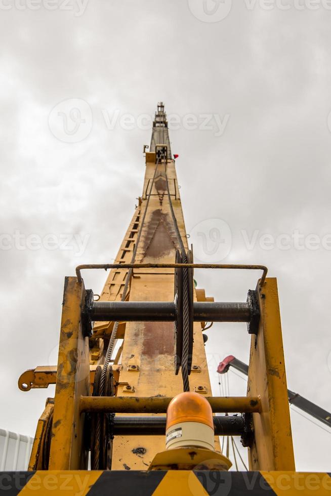 grúa móvil en el sitio de construcción foto