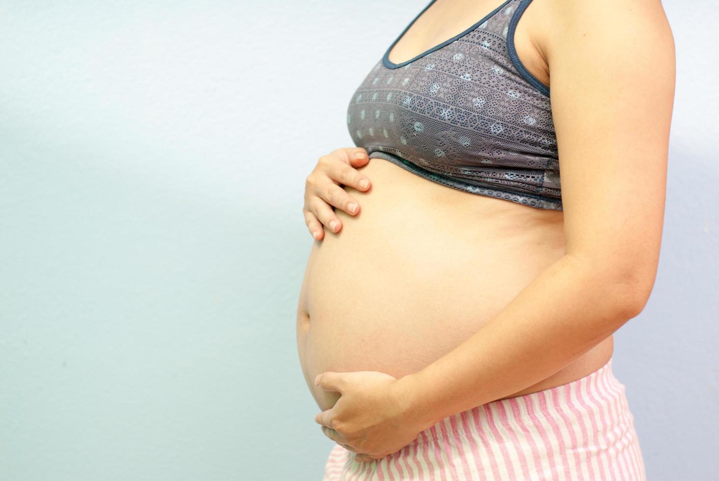 primer plano de mujer embarazada foto