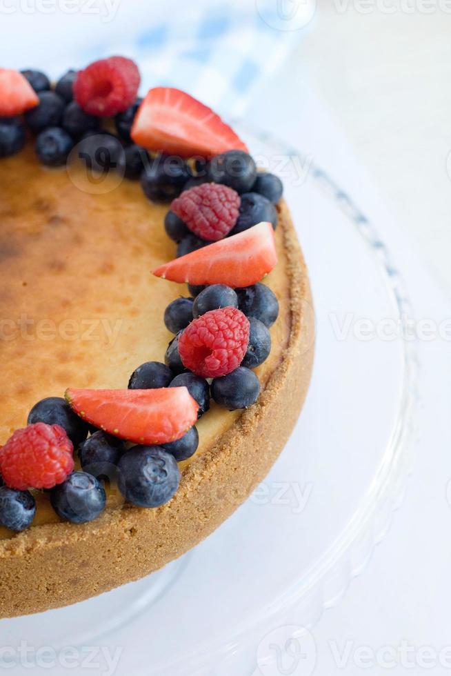 medio pastel con bayas sobre un fondo claro, vista superior. foto de comida del postre