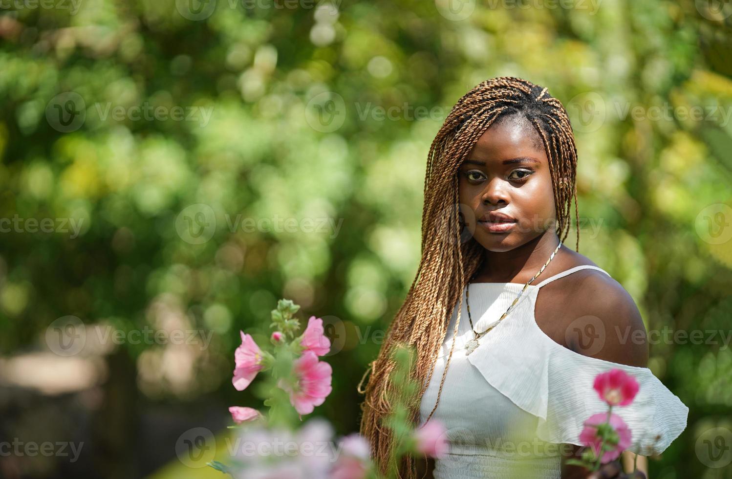 Portrait Of Young Black Skin Woman With Afro Hairstyle Pose Outdoor  pin-on-dilfs-asf
