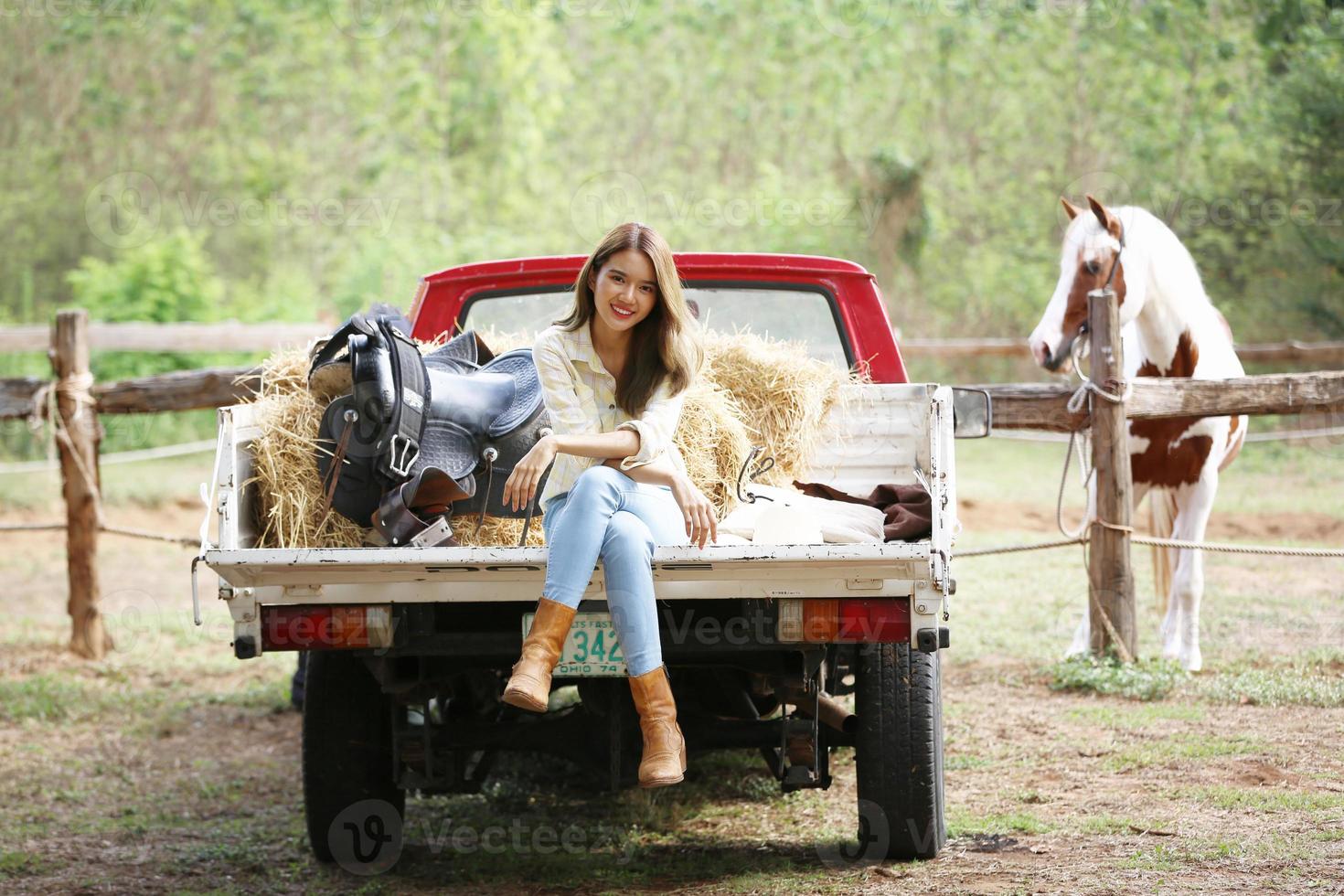 mujer joven con su caballo en la luz del atardecer. fotografía al aire libre con una modelo de moda. estado de ánimo de estilo de vida foto