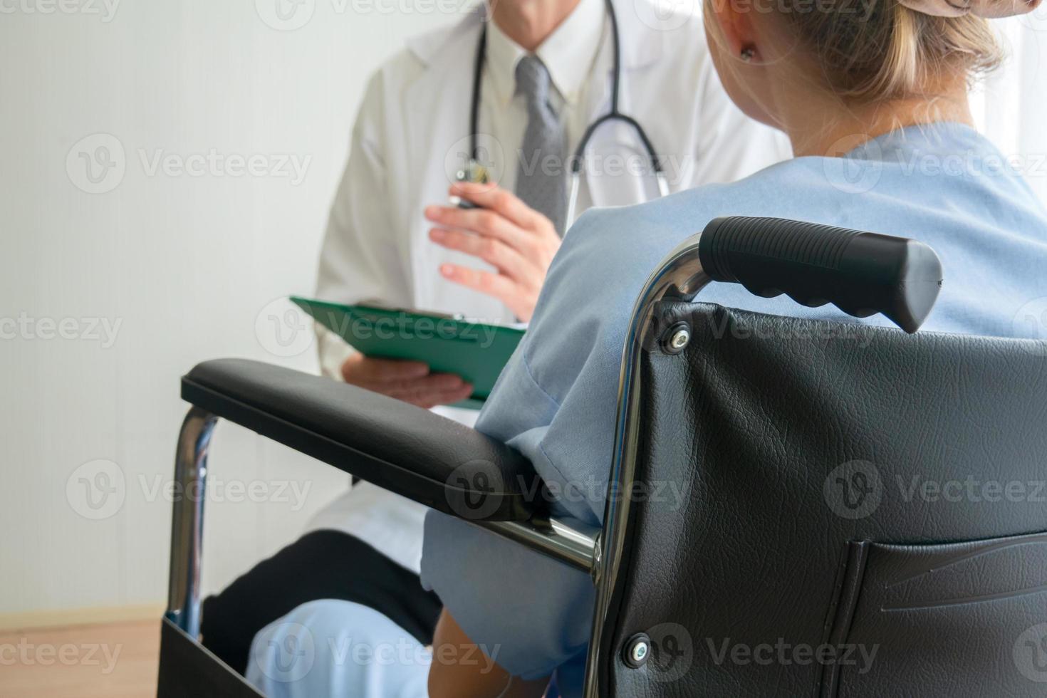 médico y paciente en el hospital foto