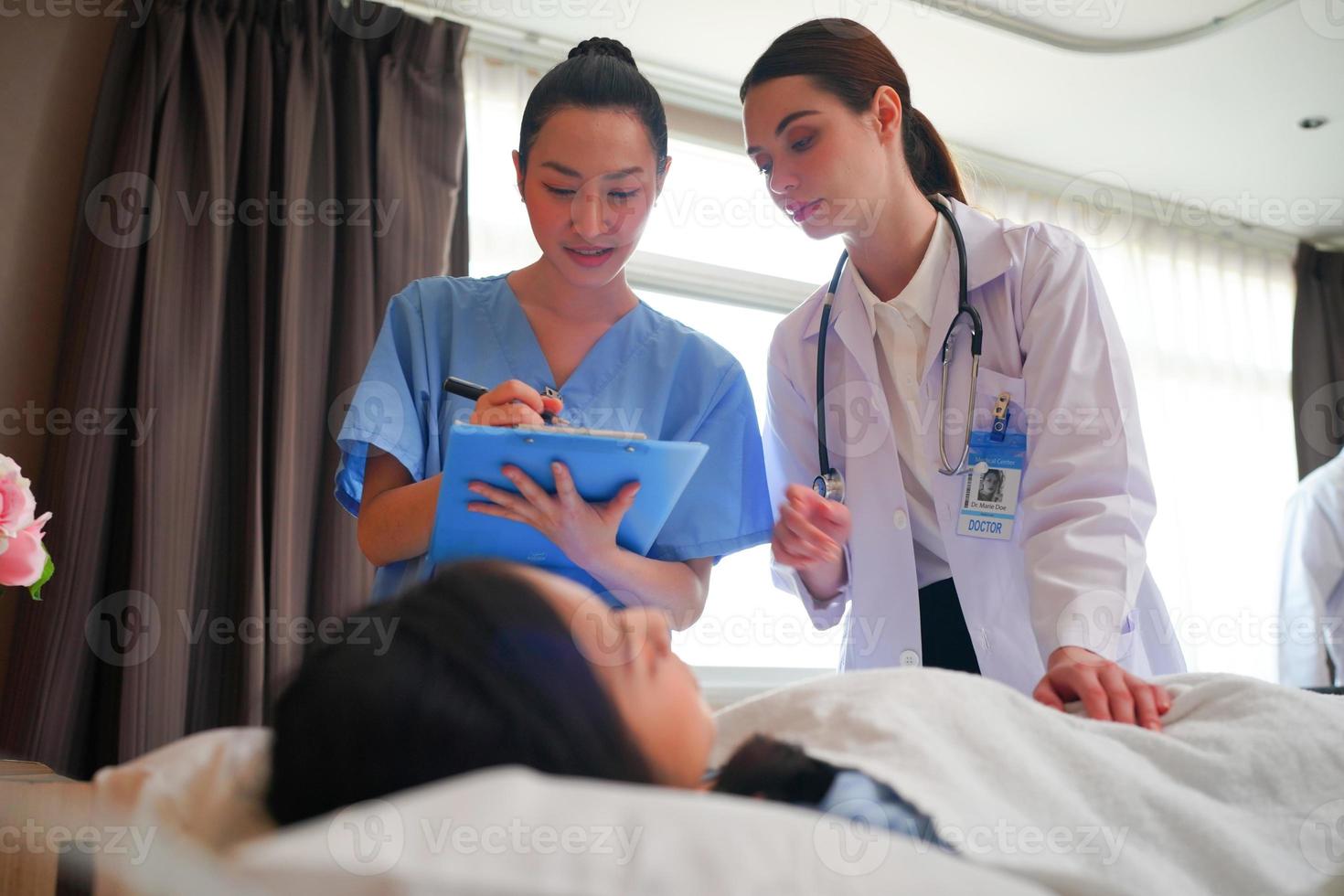 equipo de enfermera y médico listo para el día de trabajo foto