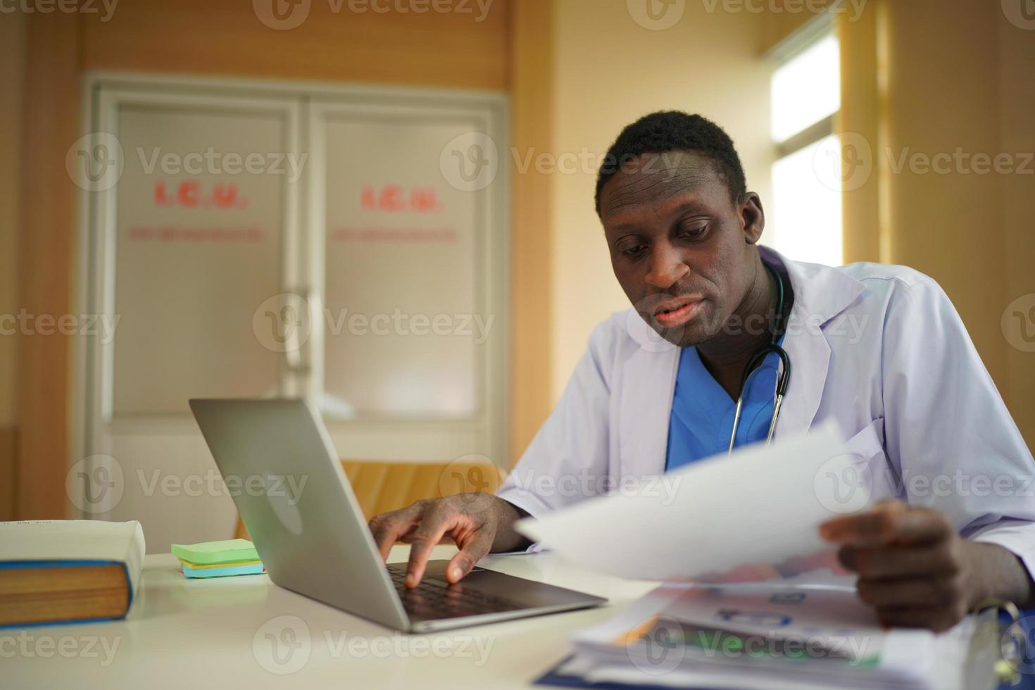 equipo de enfermera y médico listo para el día de trabajo foto