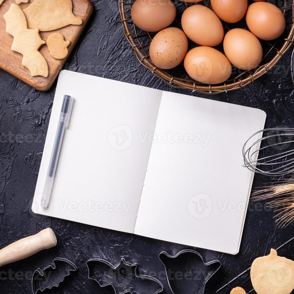 elaboración del concepto de diseño de recetas de libros de cocina de galletas, diseño de preparación de ingredientes para hornear con cuaderno, vista superior, disposición plana, sobrecarga, espacio de copia de maqueta. foto