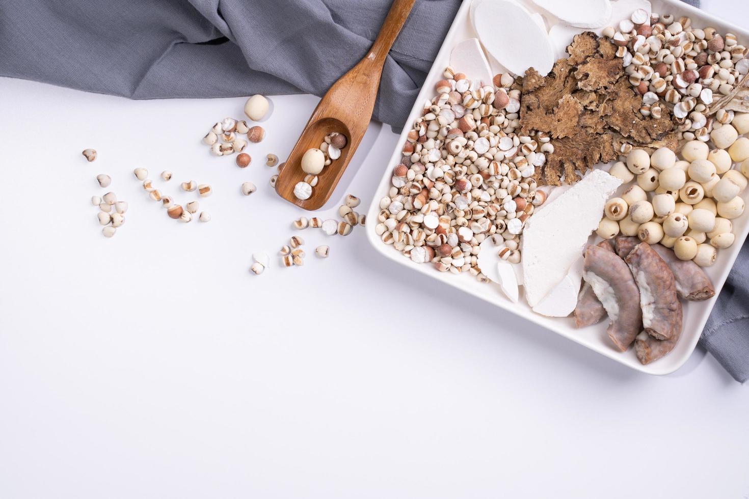 ingredientes de sopa de cuatro tónicos, sopa de cuatro sabores de hierbas. comida tradicional taiwanesa con lágrimas de trabajo, hierbas, intestinos de cerdo sobre fondo blanco foto