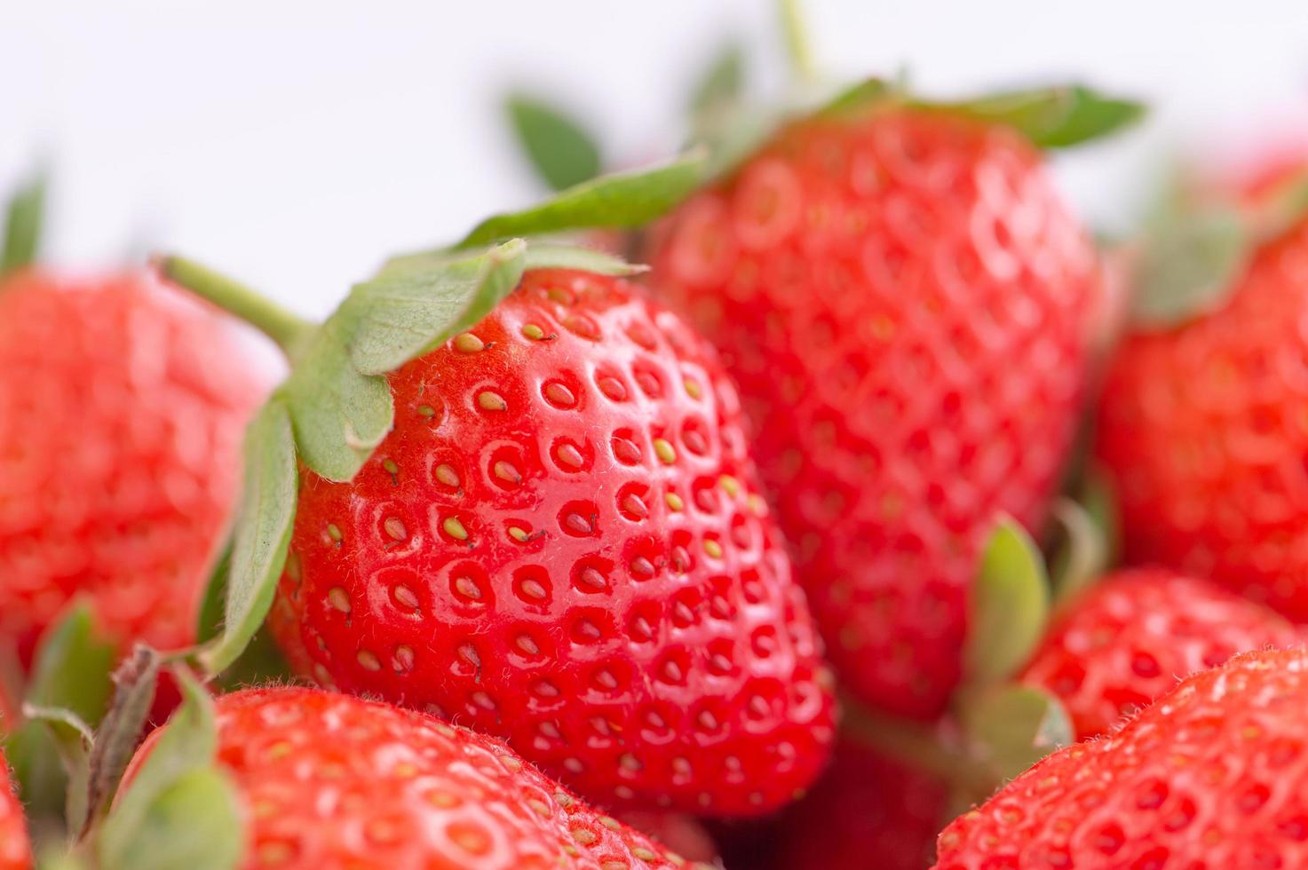 hermosas y deliciosas fresas en una canasta de caja de madera, concepto de agricultura orgánica, entrega directa fresca desde el huerto, primer plano. foto