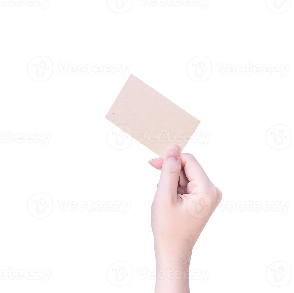 mano de niña limpia de asia joven sosteniendo una plantilla de tarjeta de papel marrón kraft en blanco aislada en fondo blanco, ruta de recorte, cierre, maqueta, corte foto