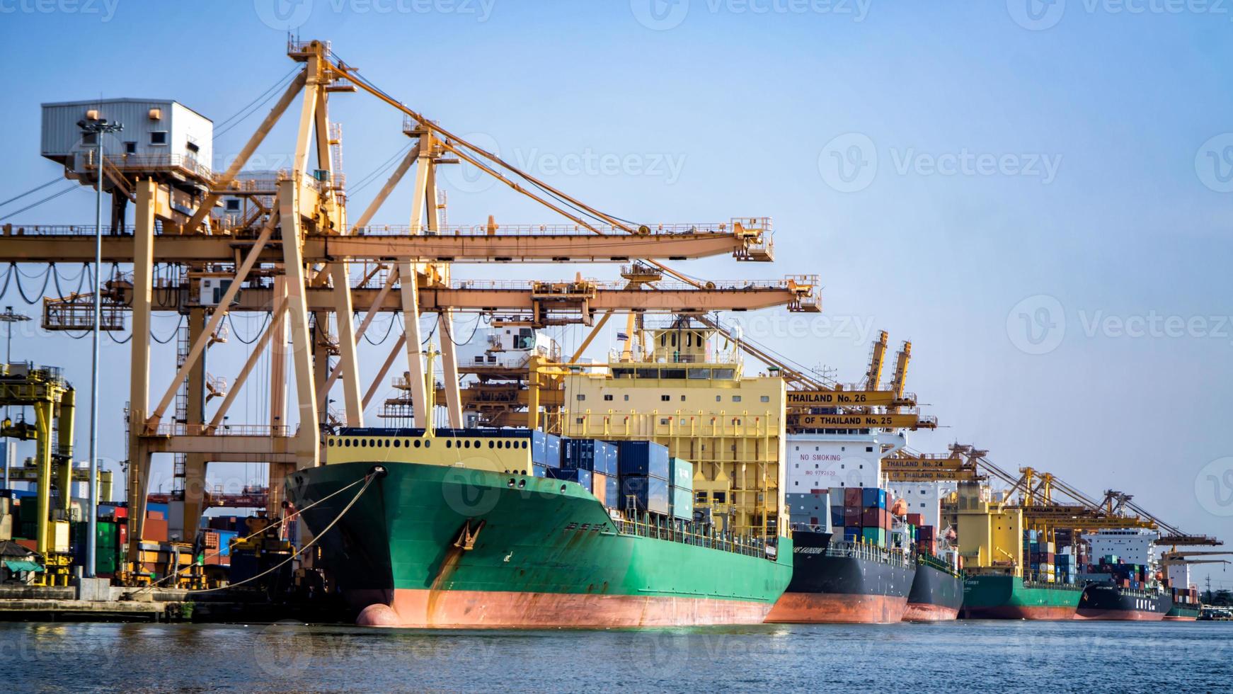 carga de contenedores en un buque de carga con grúa industrial. buque portacontenedores en empresa de logística comercial de importación y exportación. concepto de industria y transporte. foto