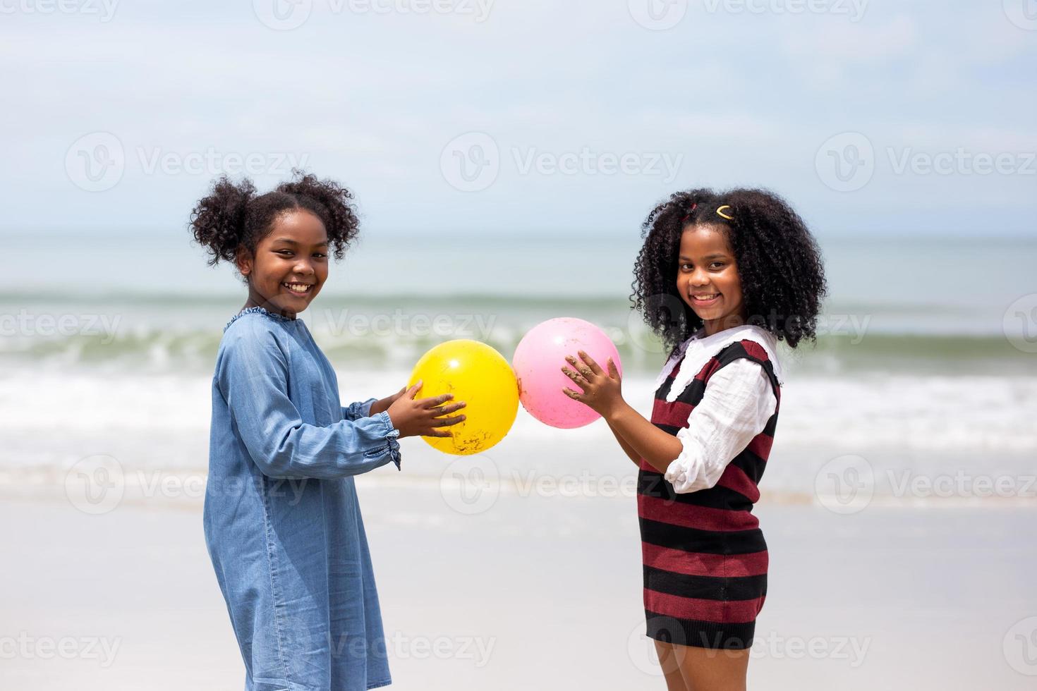 niños jugando corriendo en la arena en la playa foto