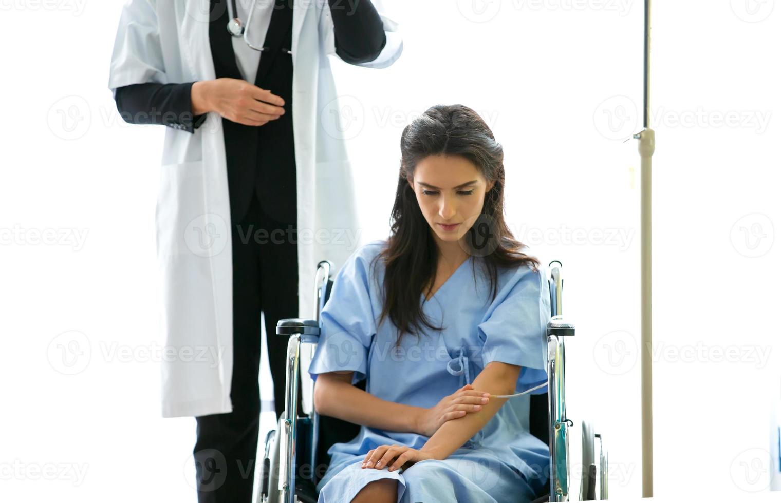 el médico revisa y habla con el paciente en la clínica o el médico habla con la mujer paciente en el hospital foto