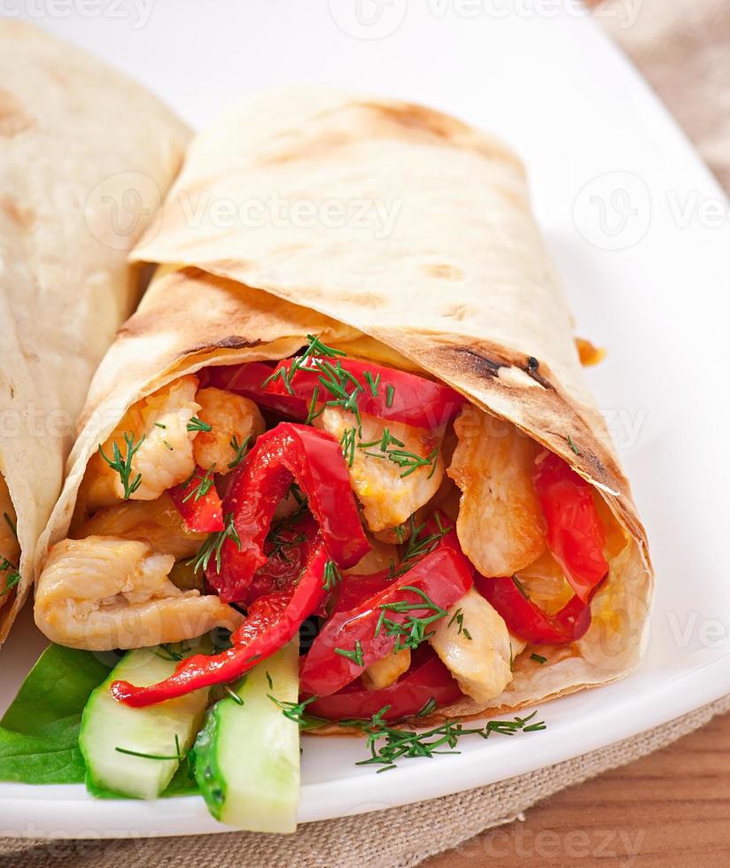 pita rellena de pollo y pimientos foto