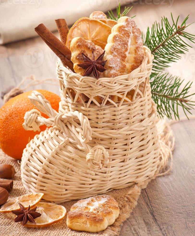 calcetín navideño de mimbre relleno de galletas, canela, limón confitado y anís estrellado foto