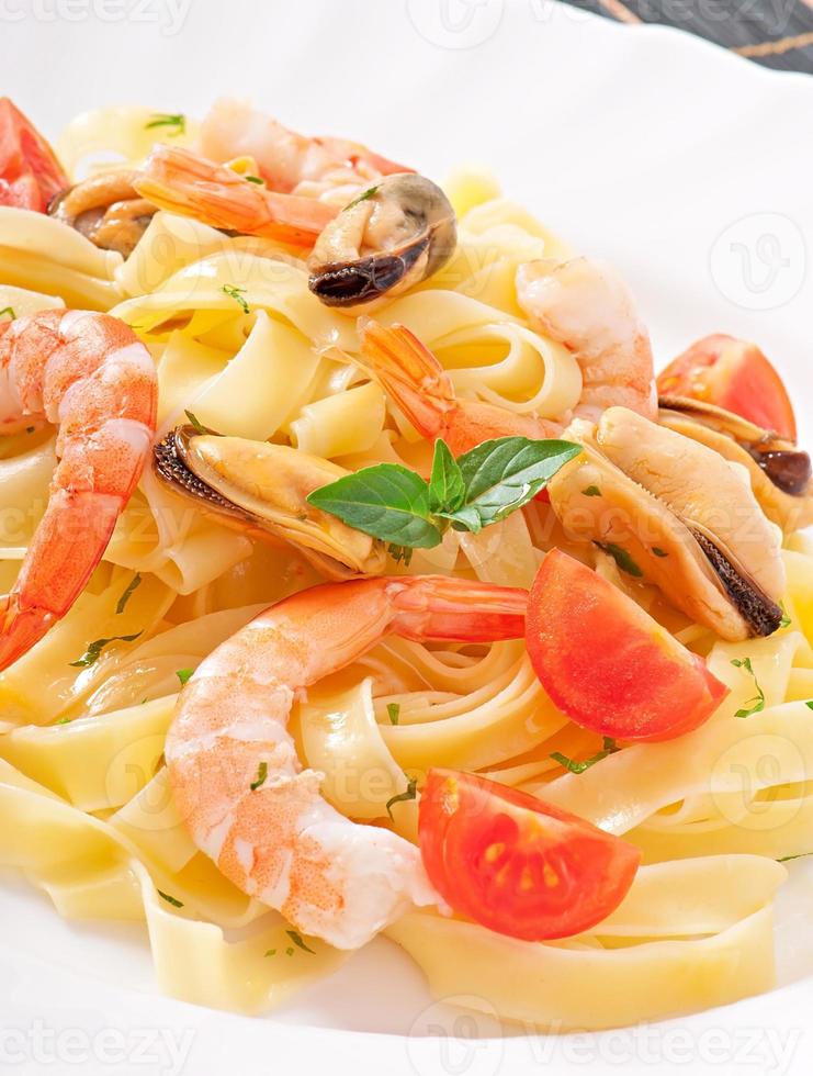 pasta con gambas y tomates foto