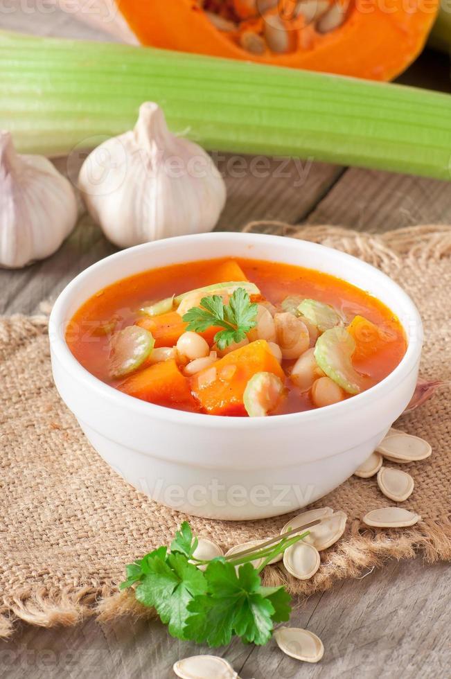 sopa de tomate con calabaza, frijoles y apio foto