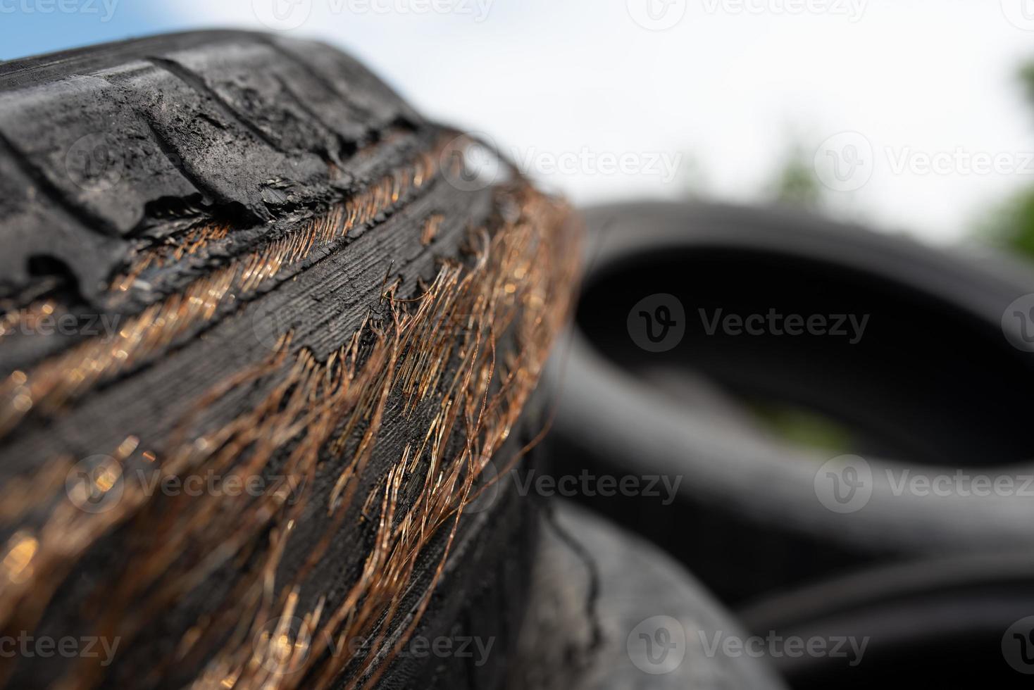 viejos neumáticos de coche negros. volcado no autorizado. foto