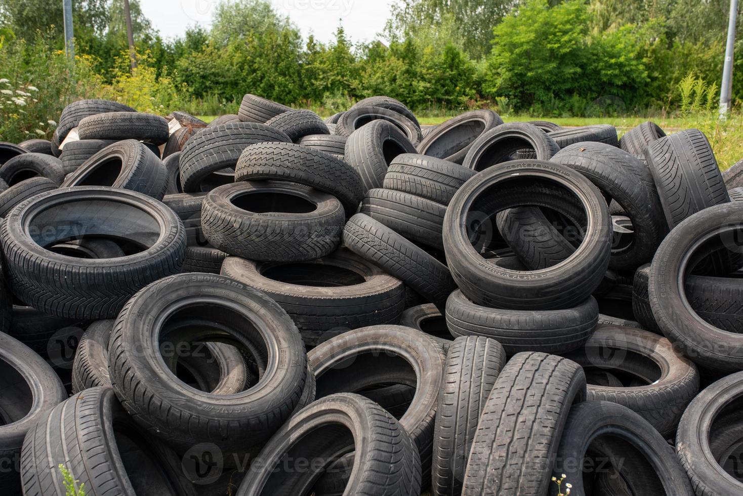 viejos neumáticos de coche negros. volcado no autorizado. foto