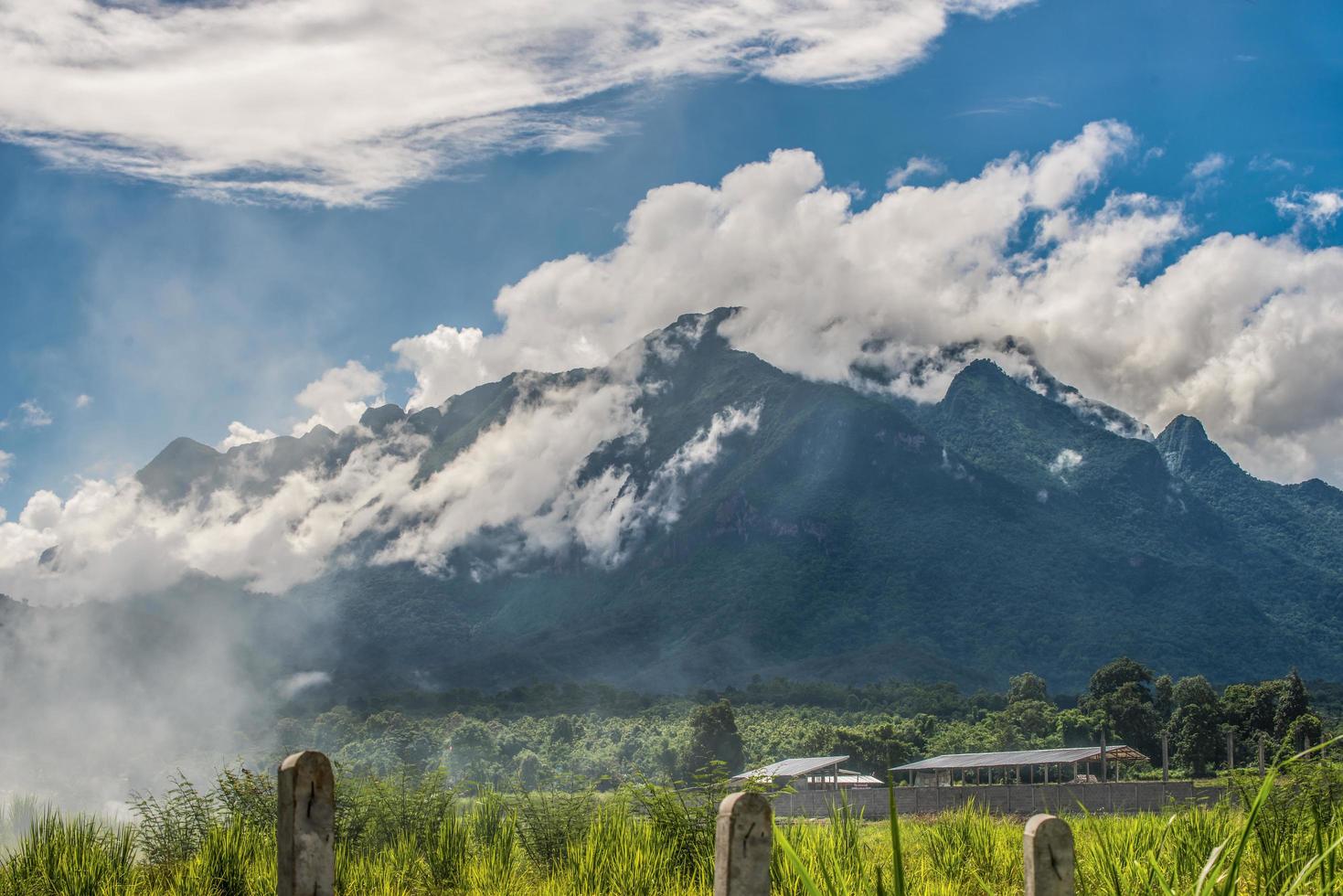 las nubes cubrieron la montaña del parque nacional de chiang dao en la provincia de chiang mai de tailandia. chiang dao es la tercera montaña más alta de todas las montañas de tailandia. foto
