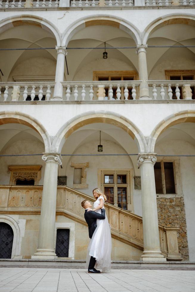 dos amantes caminan por cracovia foto