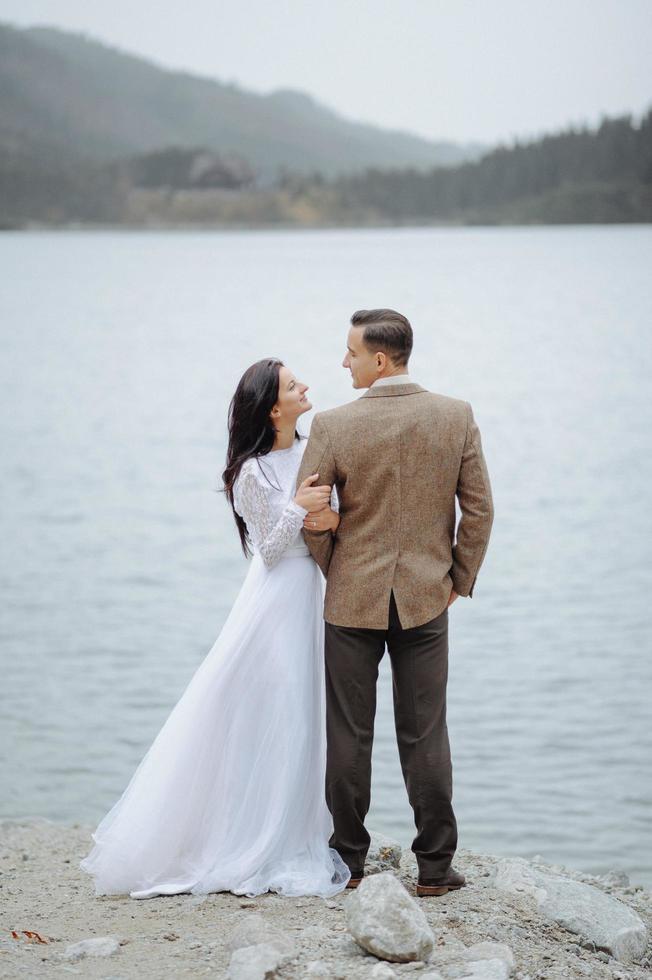 pareja amorosa en el fondo del lago ojo de mar en polonia foto