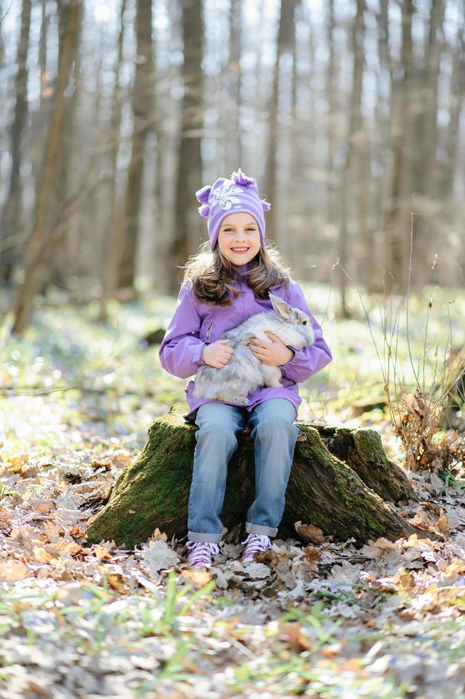 niña con un conejo foto