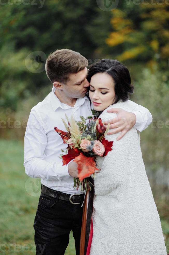 la novia y el novio. ceremonia de boda en el fondo de las montañas foto