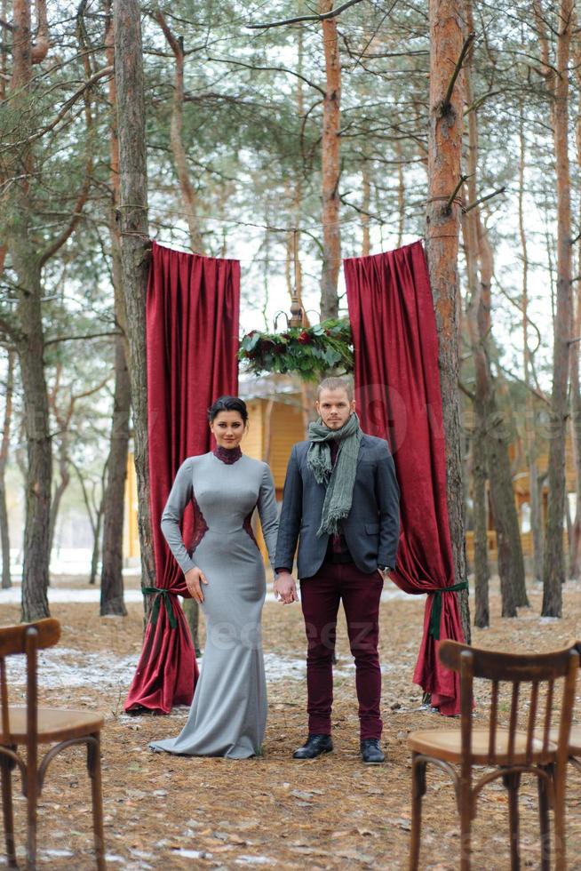 ceremonia de boda para dos cerca del arco rojo foto