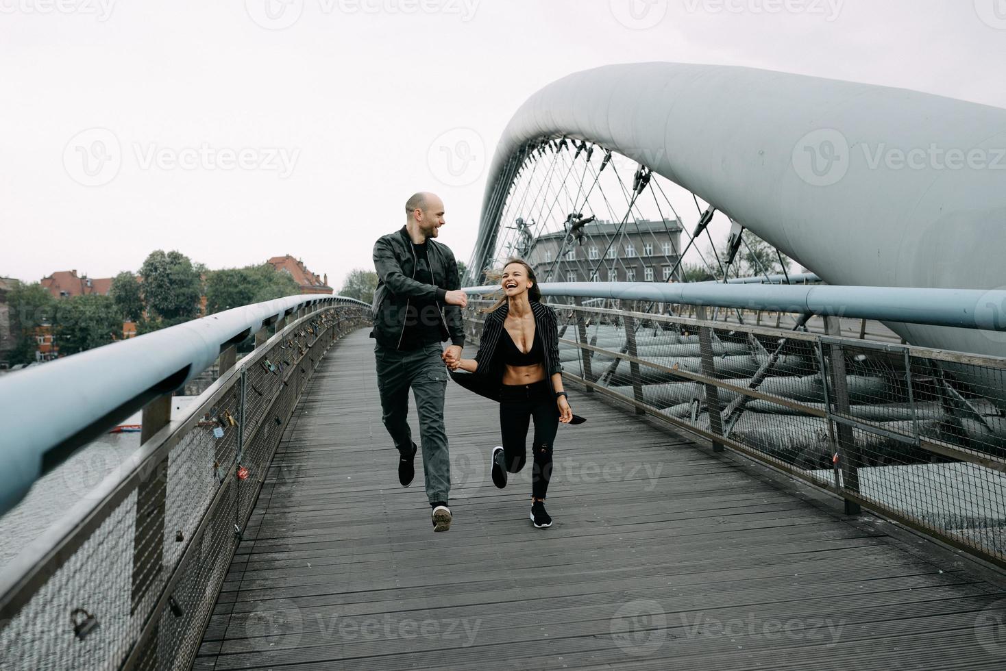 una historia de amor. un hombre y una mujer cerca del puente. relación amorosa. puesta de sol de otoño foto