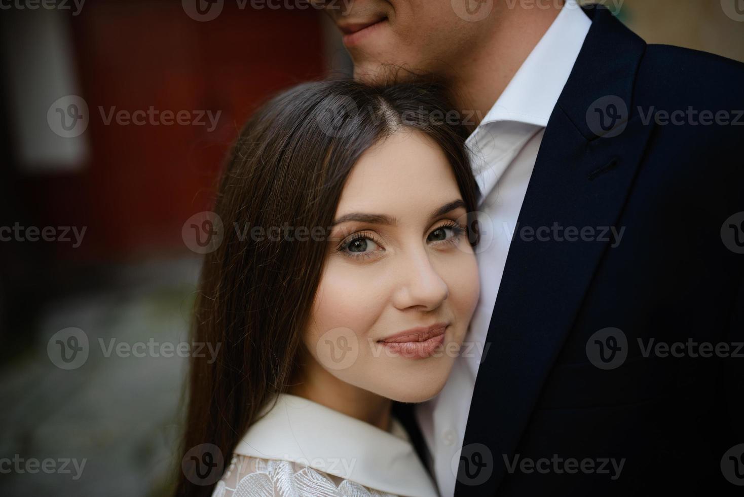 joven pareja enamorada al aire libre foto