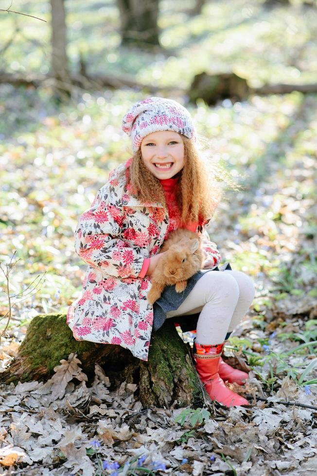 niña con un conejo foto