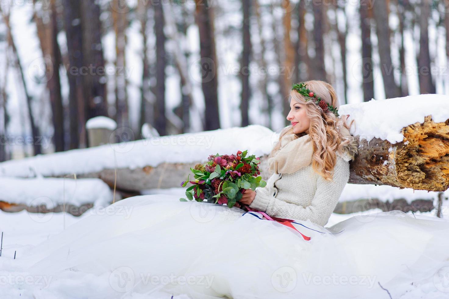 retrato de la novia en invierno. una chica en un paseo nupcial bajo año nuevo y navidad. foto