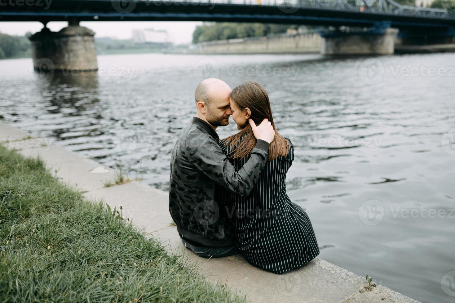 pareja abrazándose en un muelle foto