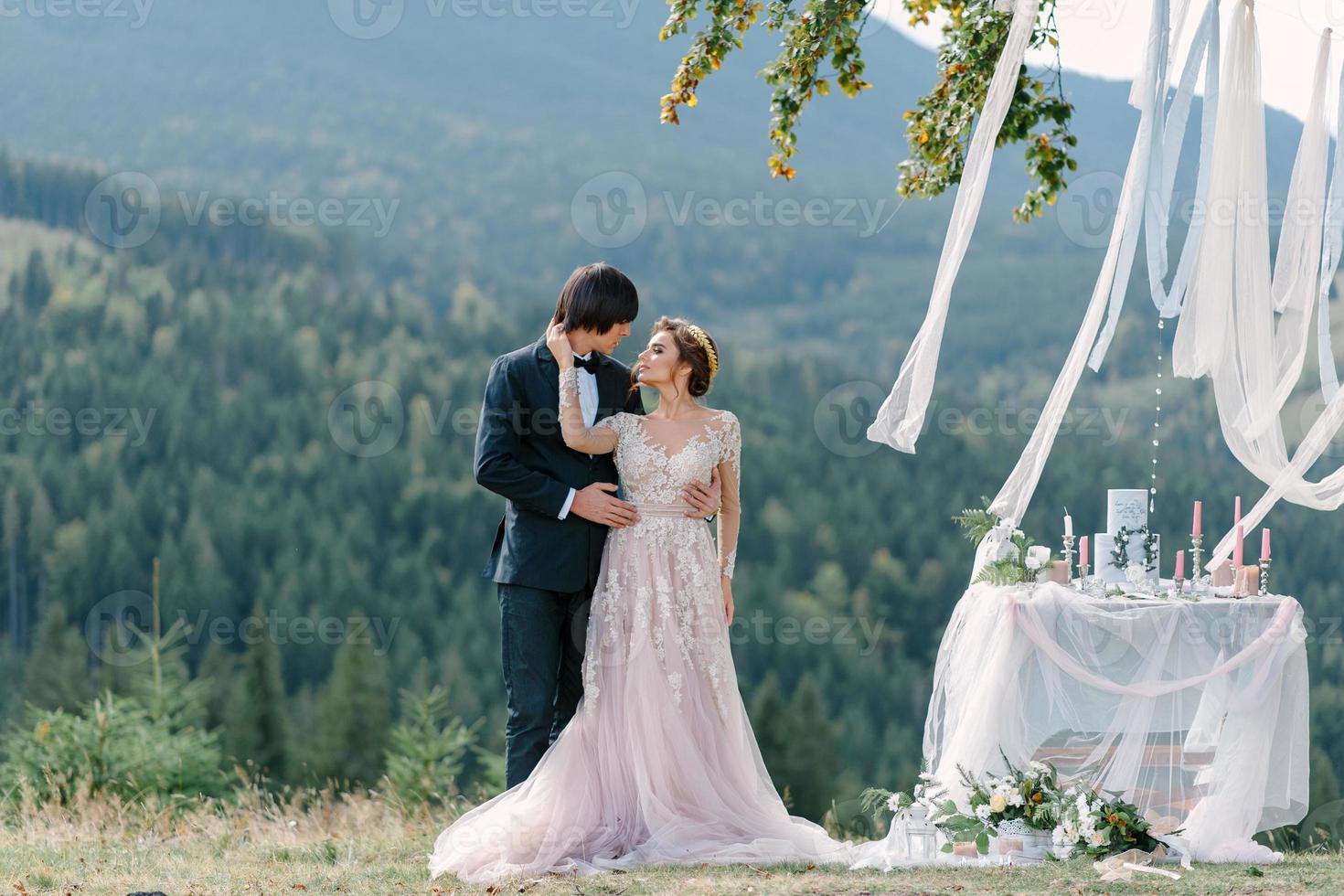 fotografía de bodas en los cárpatos. ceremonia de boda en el bosque foto