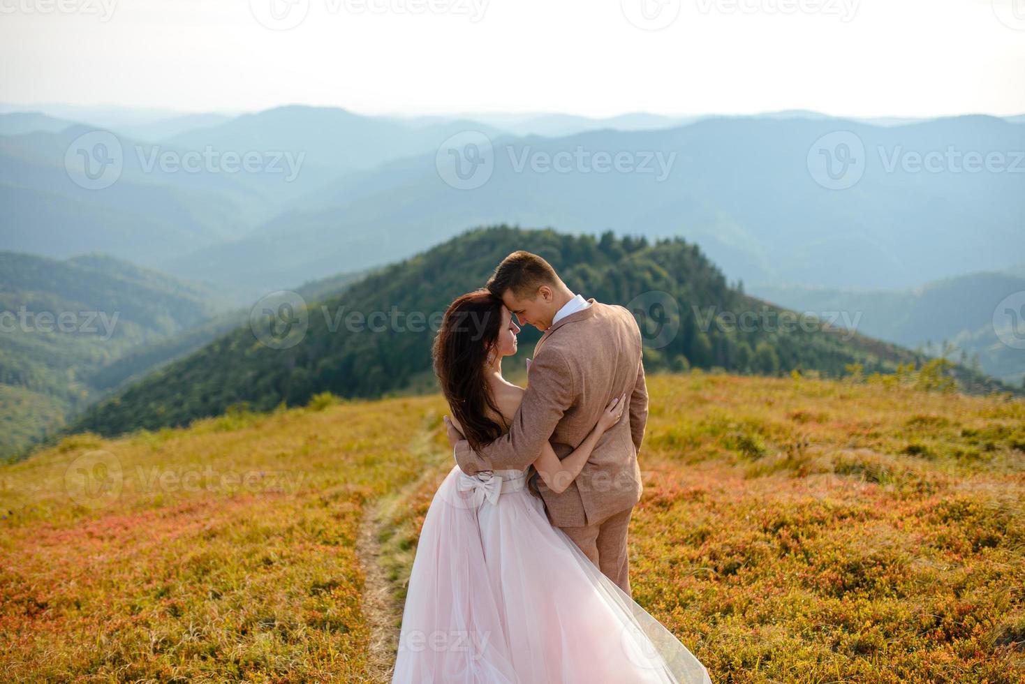 amor joven pareja celebrando una boda en las montañas foto