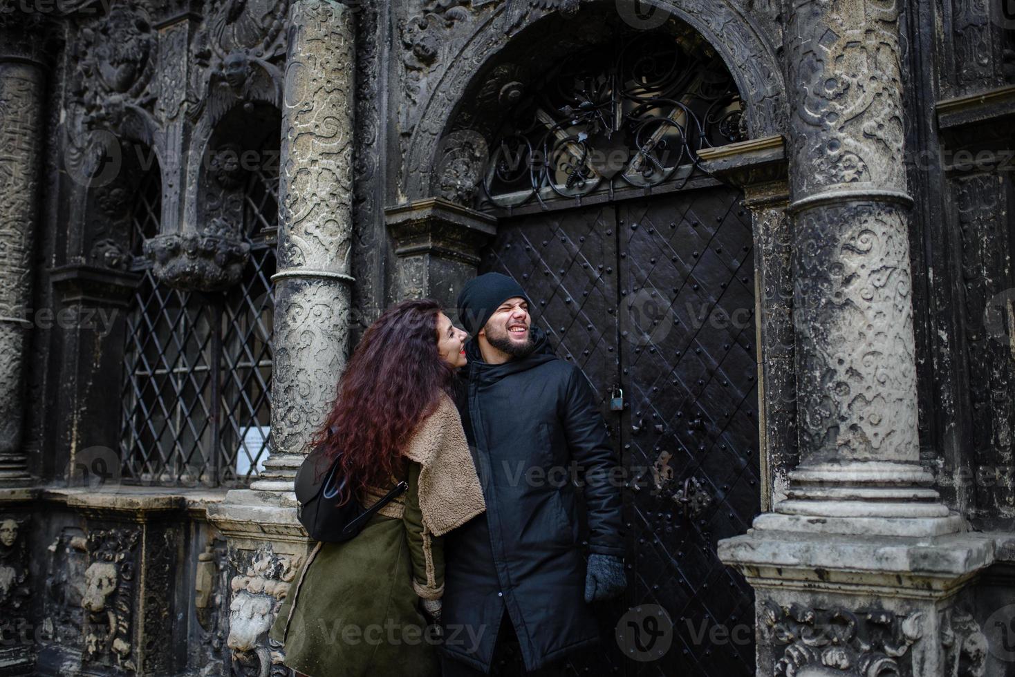 pareja amorosa divirtiéndose al aire libre. hombre cubriendo los ojos de mujer con gorra. foto