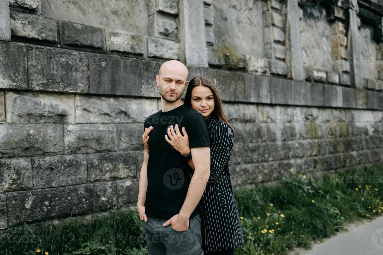 retrato de una feliz pareja romántica con café caminando al aire libre en la vieja ciudad europea foto