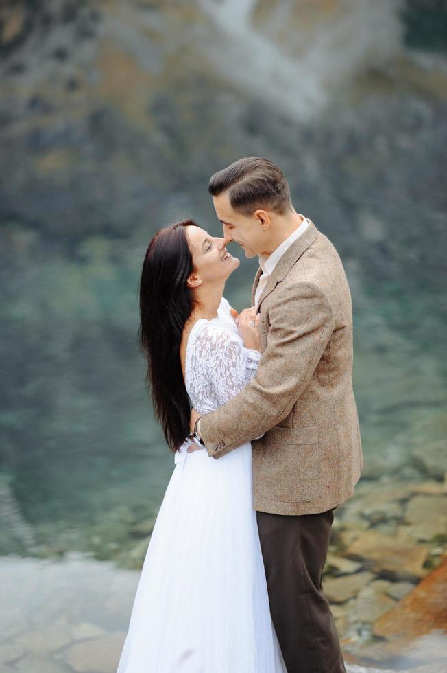 pareja amorosa en el fondo del lago ojo de mar en polonia foto