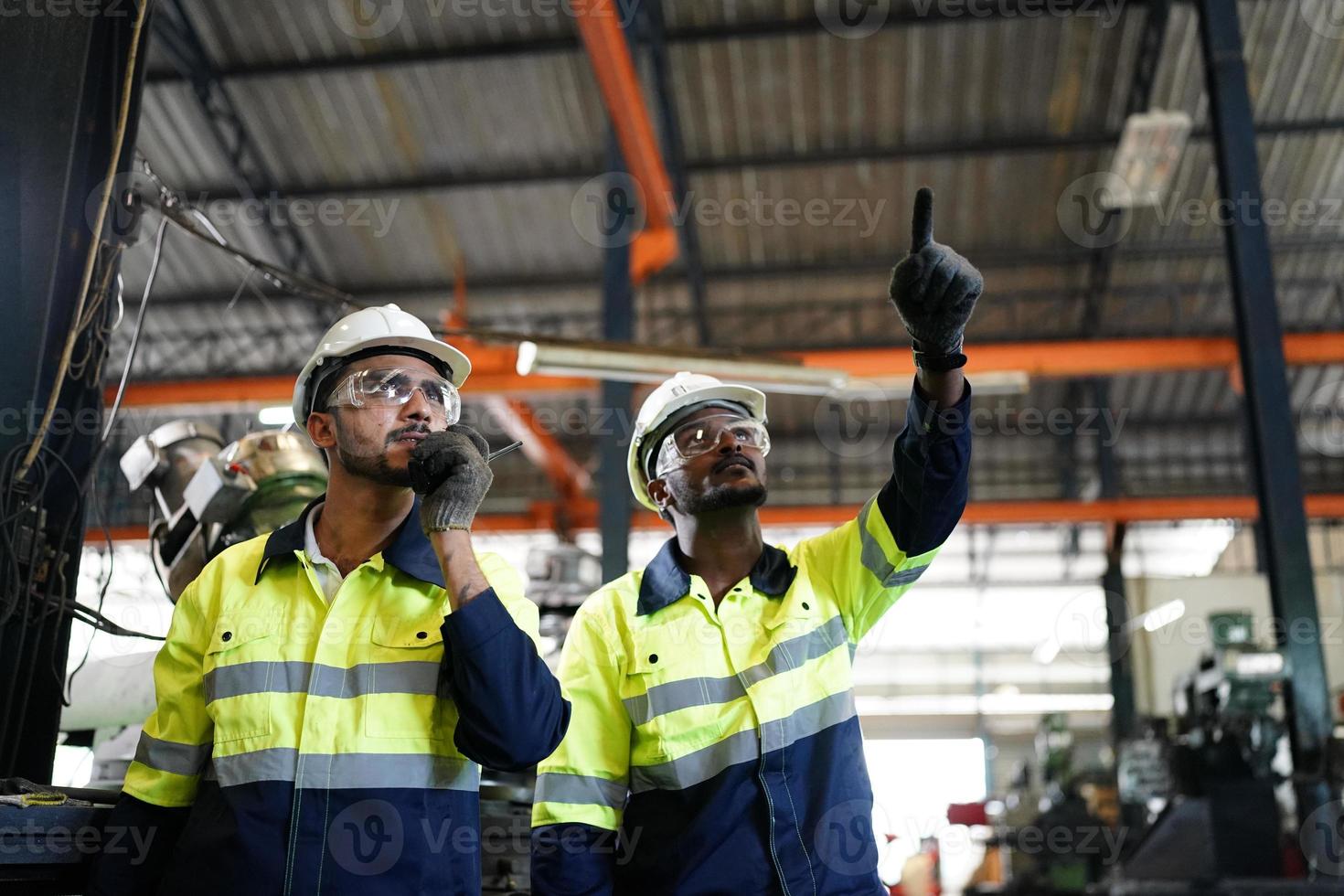 hombres profesionales, ingenieros, habilidades de los trabajadores, calidad, mantenimiento, trabajadores de la industria de capacitación, taller de almacén para operadores de fábrica, producción de equipos de ingeniería mecánica. foto