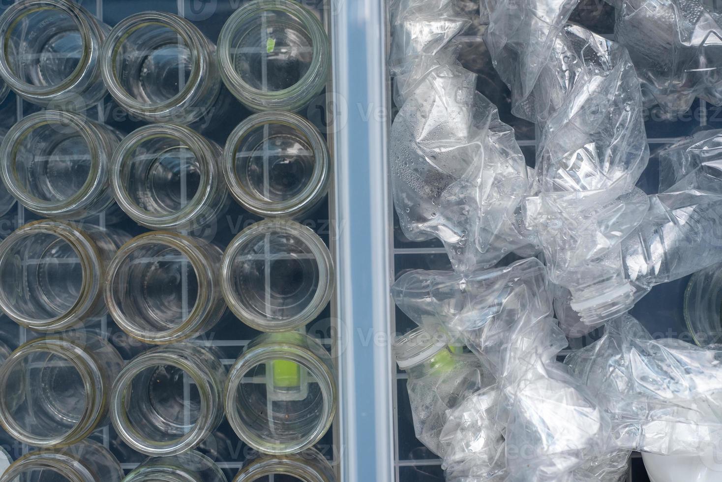 clasificación de envases de vidrio y botellas de plástico para su reciclaje y reutilización. foto