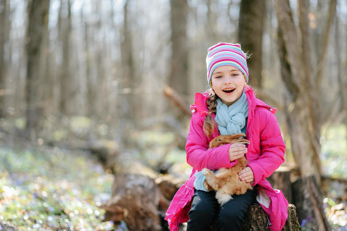 niña con un conejo foto