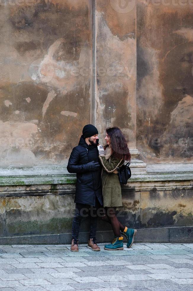 joven pareja romántica se divierte al aire libre en invierno antes de navidad. disfrutando pasar tiempo juntos en la víspera de año nuevo. dos amantes se abrazan y besan en el día de san valentín. foto