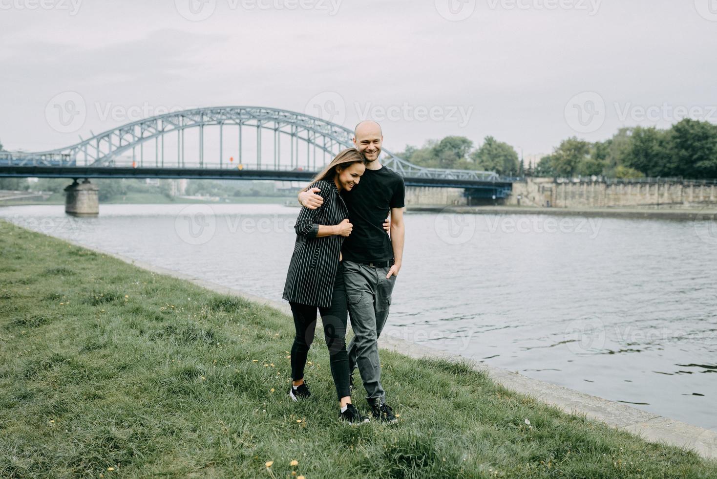 pareja feliz. pareja amorosa disfrutando en momentos de felicidad en el parque. amor y ternura, noviazgo, romance. concepto de estilo de vida foto