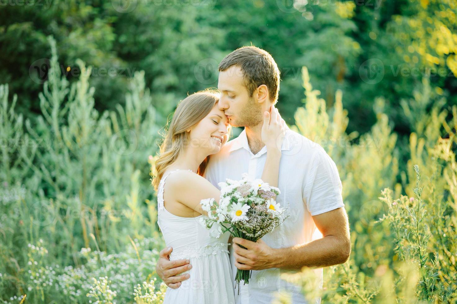 pareja feliz divertirse en el parque de la naturaleza. foto