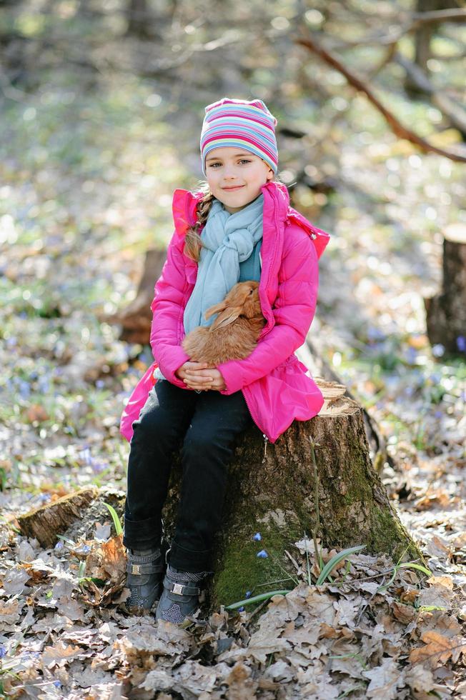 niña con un conejo foto