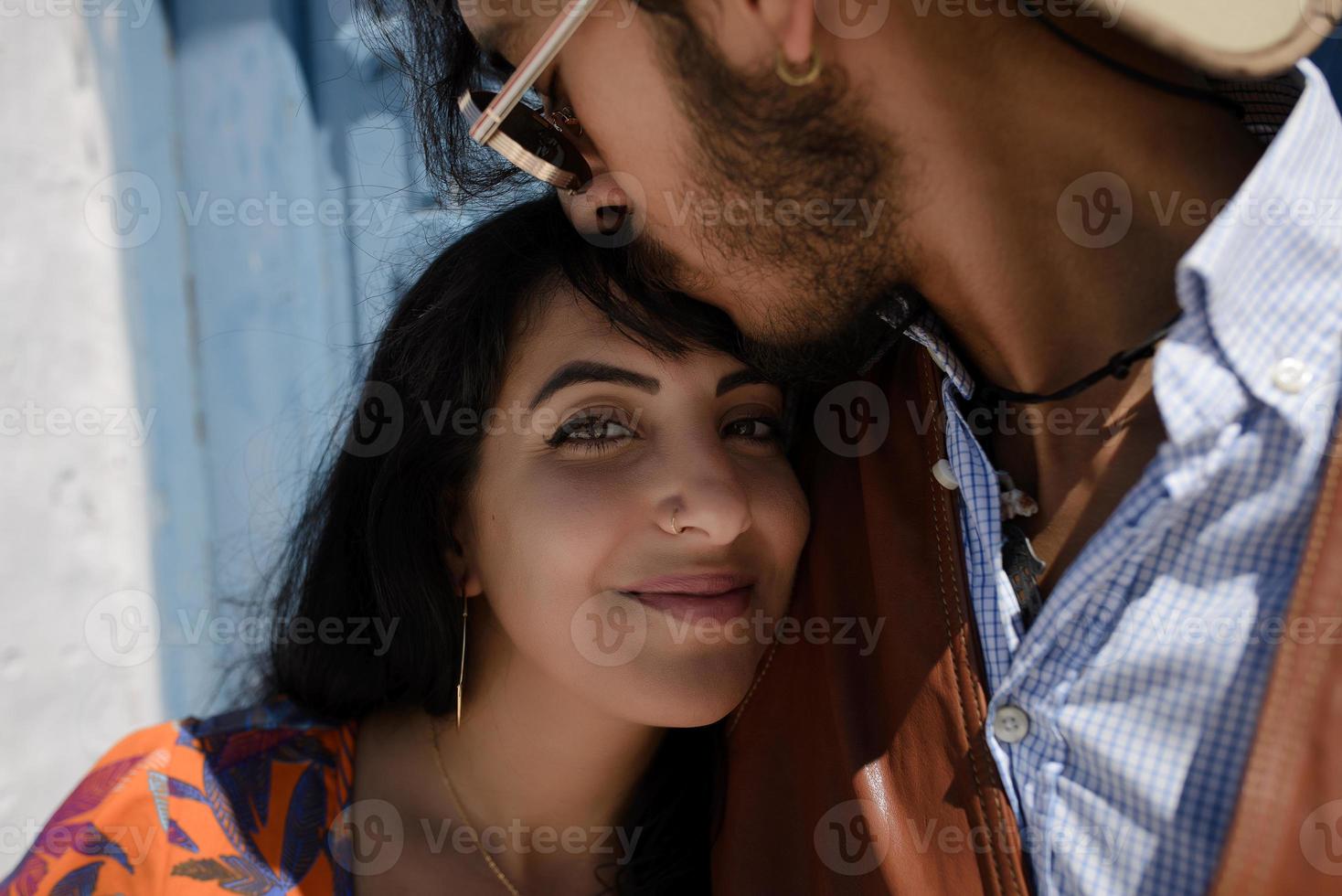 Feliz pareja joven hombre y mujer en una iglesia griega en oia thira cyalides santorini grecia foto